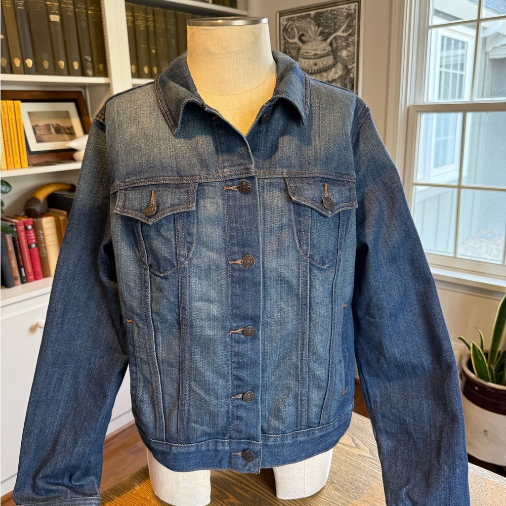 Vintage but NWOT! Classic Old Navy Trucker Denim Jacket in Medium Worn Wash
